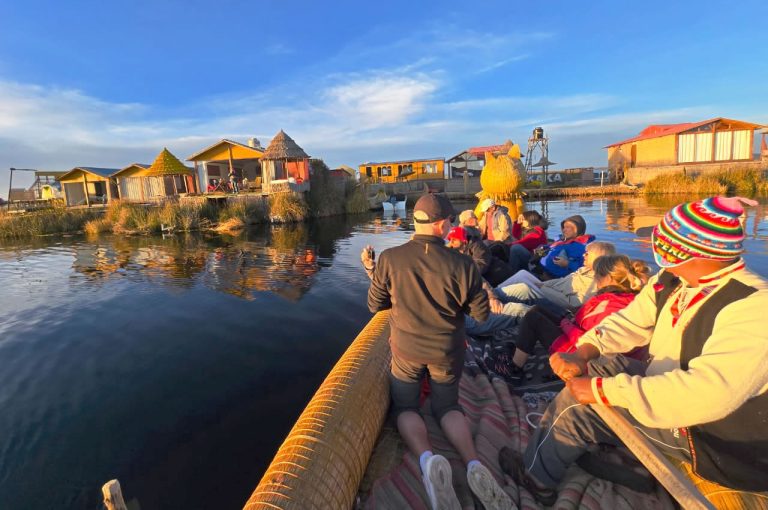 Grupo de turistas disfrutando un tour privado a las Islas Flotantes de los Uros en el Lago Titicaca.