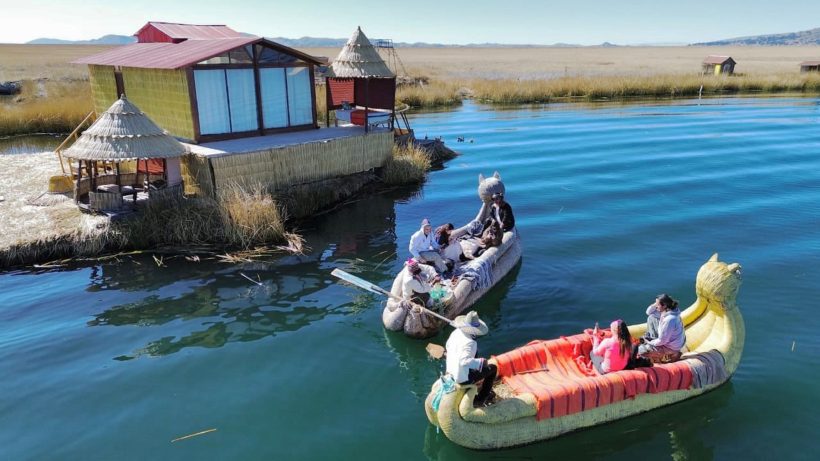 Paseo en embarcación de totora llegando a las Islas Flotantes de los Uros en el Tour Sillustani y Uros.