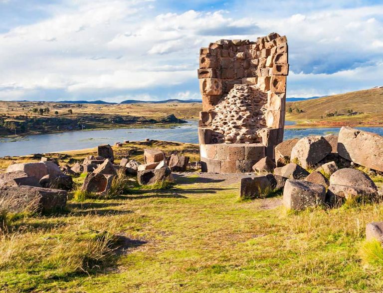 Vista de las Chullpas y la laguna Umayo en una excursión a Sillustani con trek de alpacas y llamas.