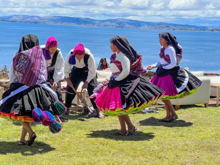 Habitantes de Taquile mostrando sus tradicionales danzas tarpuy durante una visita cultural.