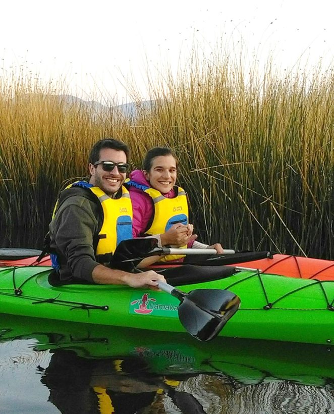 Turistas disfrutando una experiencia de 2 días y 1 noche en las Islas Flotantes de los Uros y Taquile en el Lago Titicaca