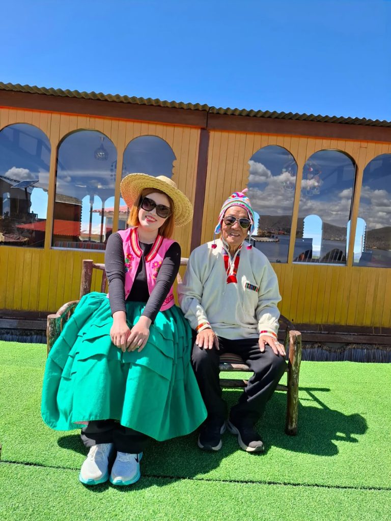 Turistas visitando las Islas Flotantes de los Uros durante un tour de medio día en el Lago Titicaca